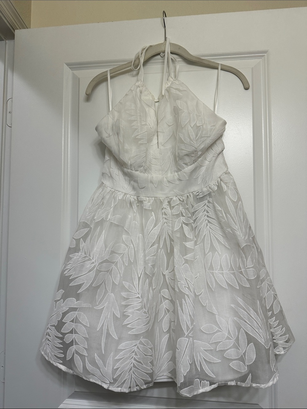 DO+BE Women’s White Leaf-Embroidered Mini Halter Party Dress-NWT - Size M - Picture 2 of 12